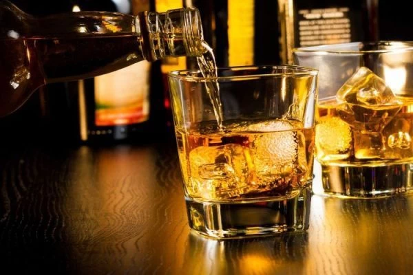Παράνομο αλκοόλ σε μπαρ της Κρήτης